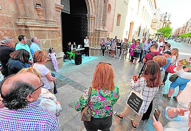 Vecinos de Lorca reunidos en la puerta de la iglesia de San Francisco. 