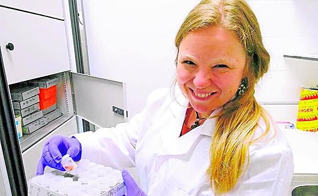 Emma Martínez, manejando muestras en el laboratorio. 