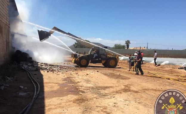 Los bomberos durante las labores de extinción del incendio.