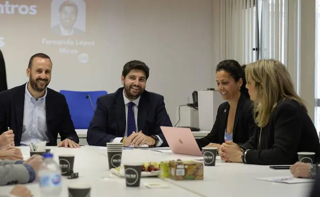 Fernando López Miras en su reunión con la Asociación de Jóvenes Empresarios.