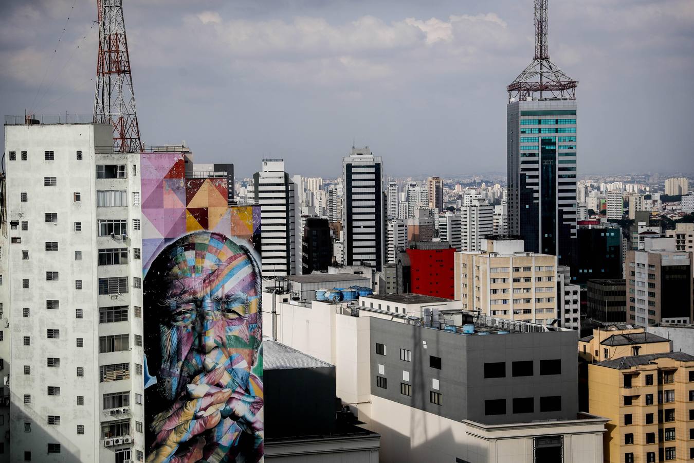 Sao Paulo, la mayor ciudad de Sudamérica, es considerada como una de las capitales mundiales del arte urbano al aire libre. En sus calles proliferan cada año cientos de grafitis, los cuales se expanden por los grisáceos muros y edificios de esta metrópoli de más de 12 millones de habitantes. Sao Paulo es una de las sedes de la Copa América de Fútbol que se celebrará en Brasil entre el 14 de junio y el 7 de julio.