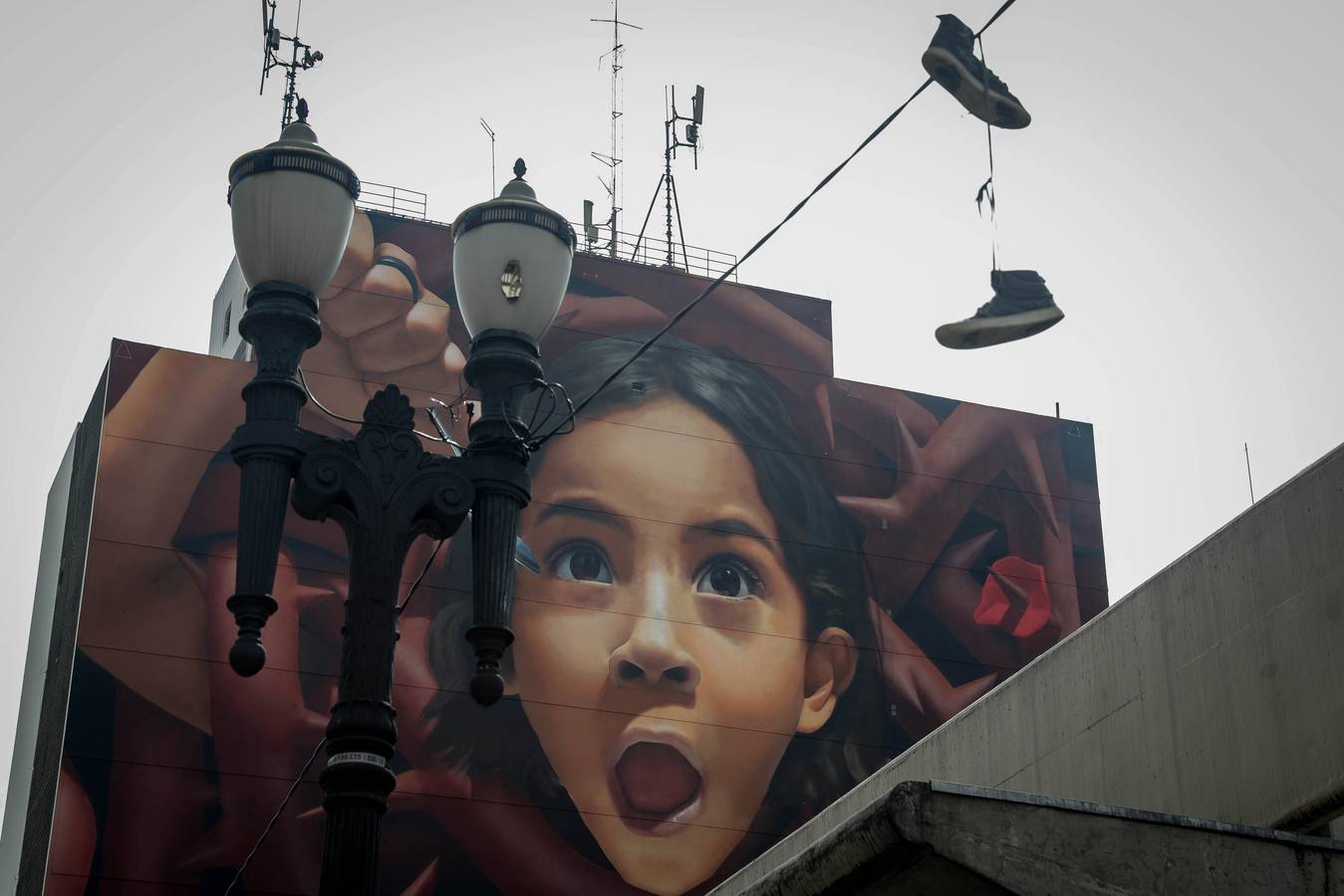 Sao Paulo, la mayor ciudad de Sudamérica, es considerada como una de las capitales mundiales del arte urbano al aire libre. En sus calles proliferan cada año cientos de grafitis, los cuales se expanden por los grisáceos muros y edificios de esta metrópoli de más de 12 millones de habitantes. Sao Paulo es una de las sedes de la Copa América de Fútbol que se celebrará en Brasil entre el 14 de junio y el 7 de julio.