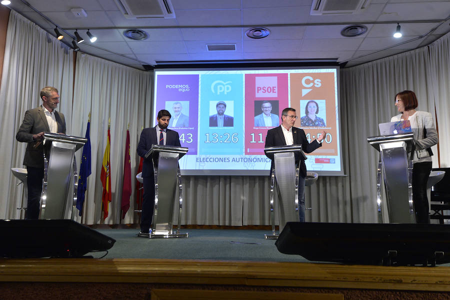 Los candidatos durante el debate.