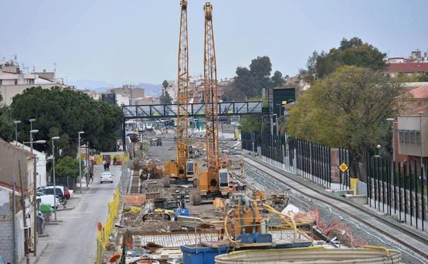 Obras de soterramiento en el paso a nivel de Santiago el Mayor.