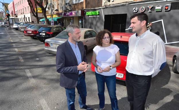 Óscar Urralburu, Esther Martos y Ginés Ruiz, junto a un local de apuestas.