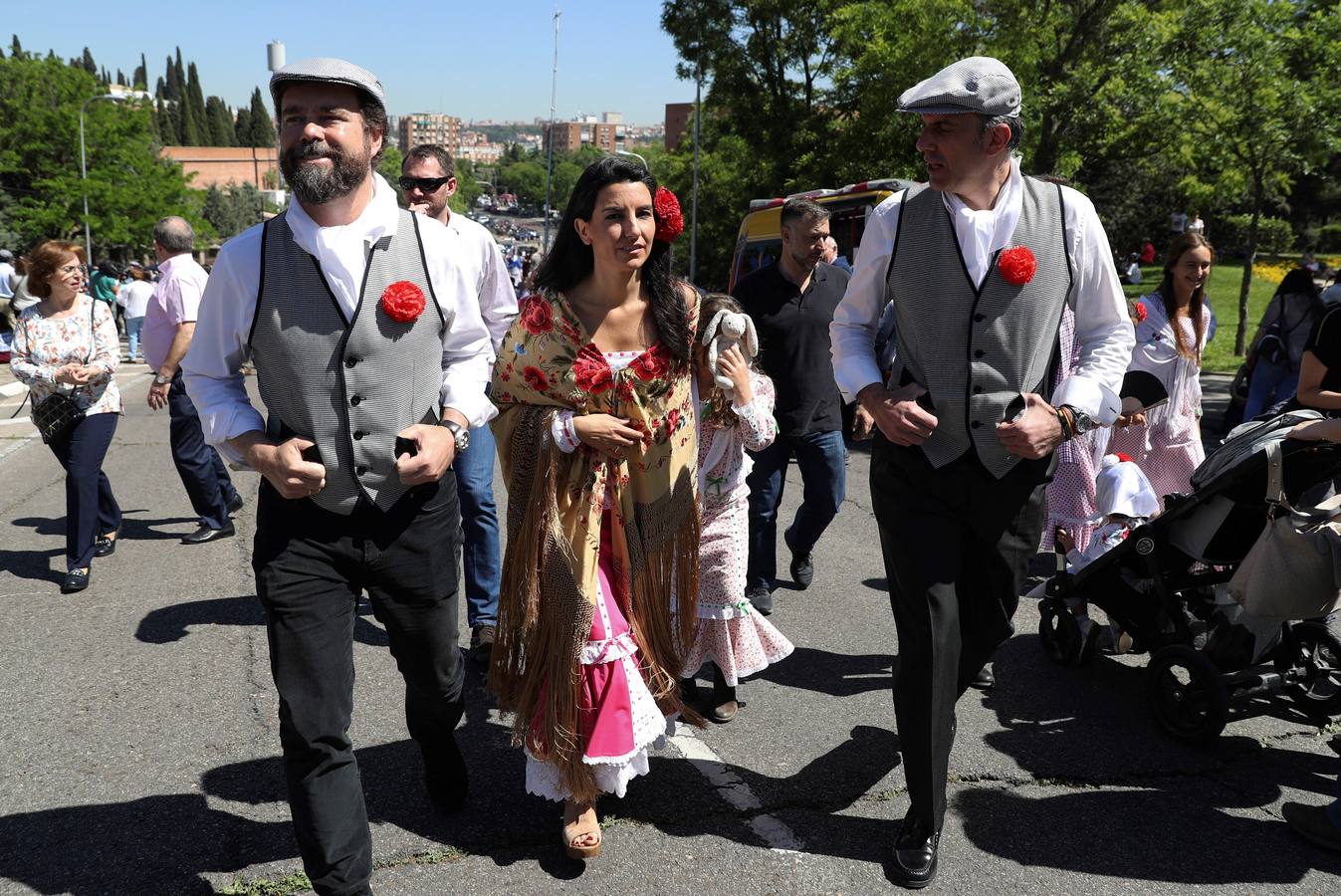 Grupos de personas, ataviados con los trajes de chulapos, en la pradera de San Isidro en el día que se celebra la festividad de San Isidro, patrón de la capital de España.
