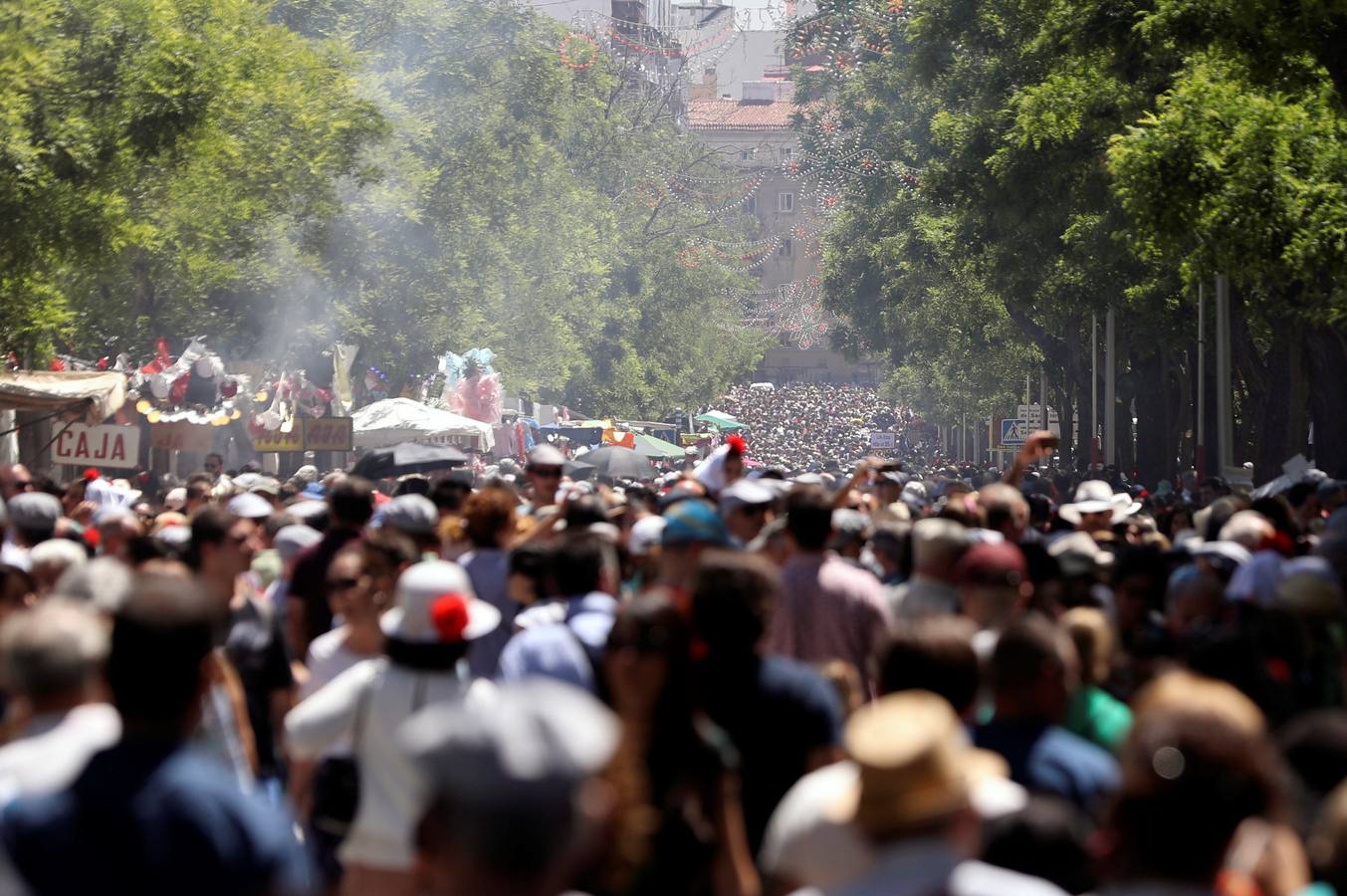 Grupos de personas, ataviados con los trajes de chulapos, en la pradera de San Isidro en el día que se celebra la festividad de San Isidro, patrón de la capital de España.