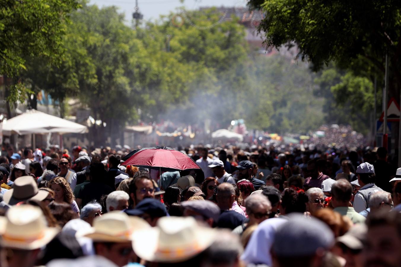 Grupos de personas, ataviados con los trajes de chulapos, en la pradera de San Isidro en el día que se celebra la festividad de San Isidro, patrón de la capital de España.