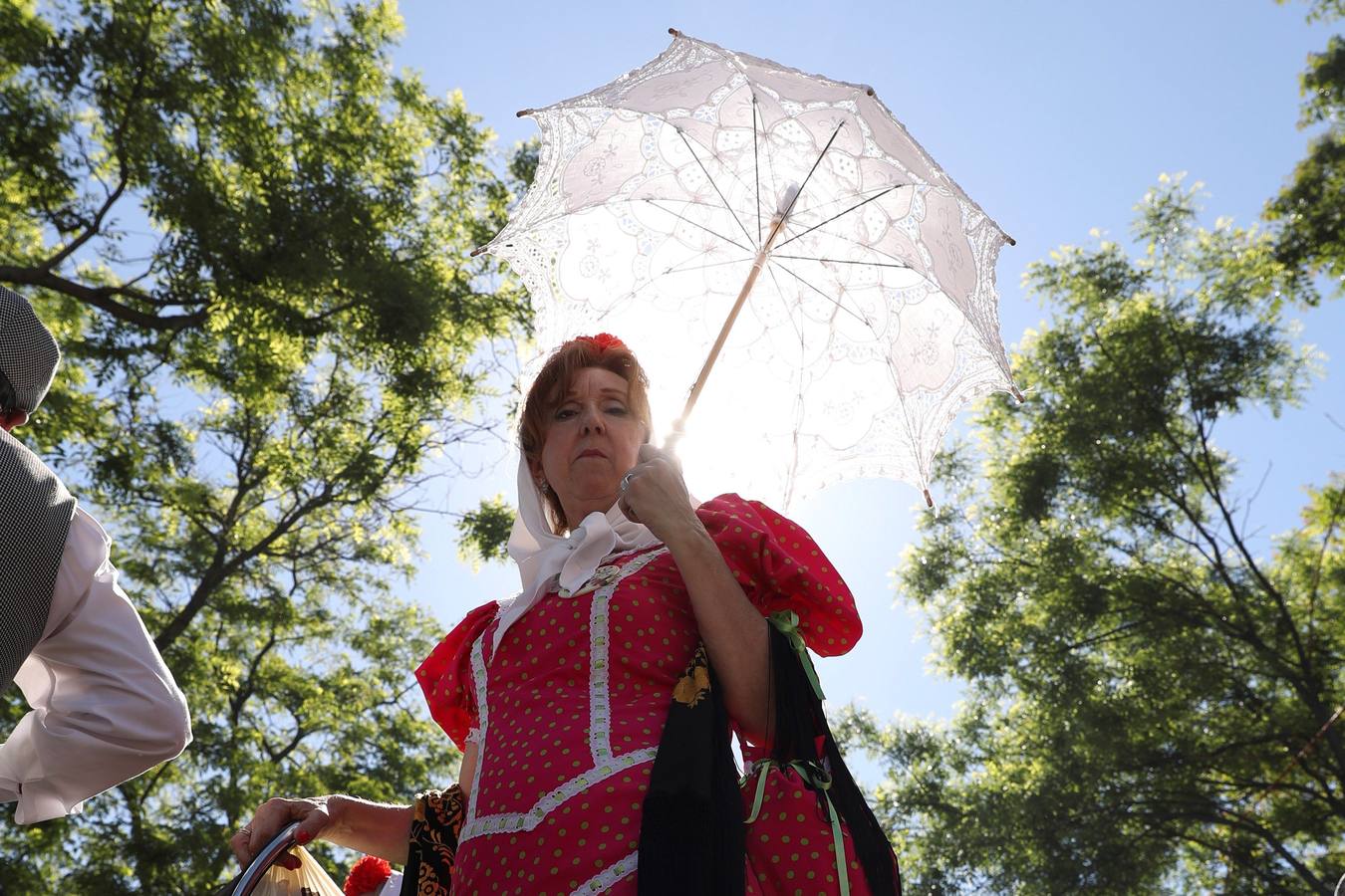 Grupos de personas, ataviados con los trajes de chulapos, en la pradera de San Isidro en el día que se celebra la festividad de San Isidro, patrón de la capital de España.