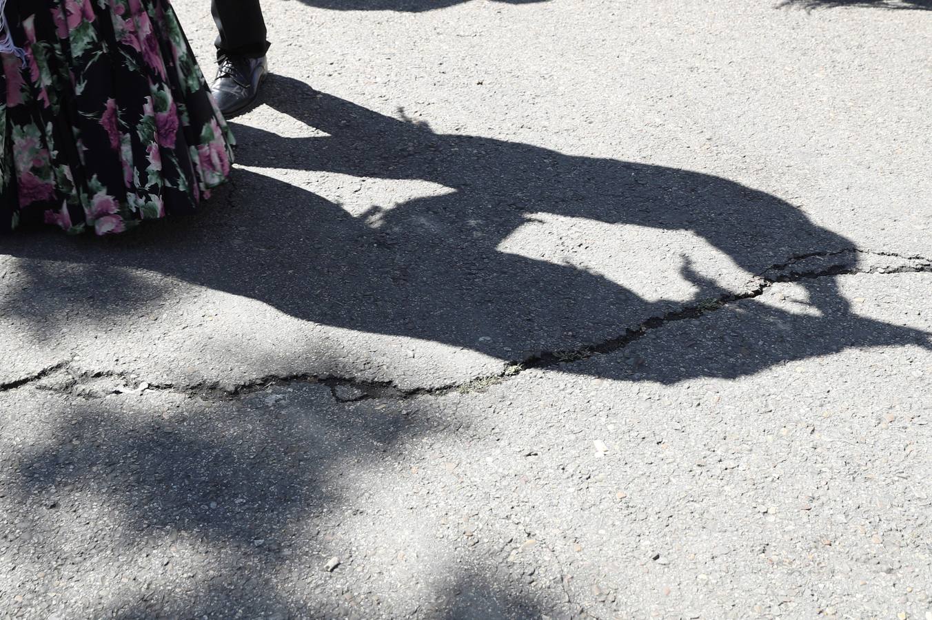 Grupos de personas, ataviados con los trajes de chulapos, en la pradera de San Isidro en el día que se celebra la festividad de San Isidro, patrón de la capital de España.