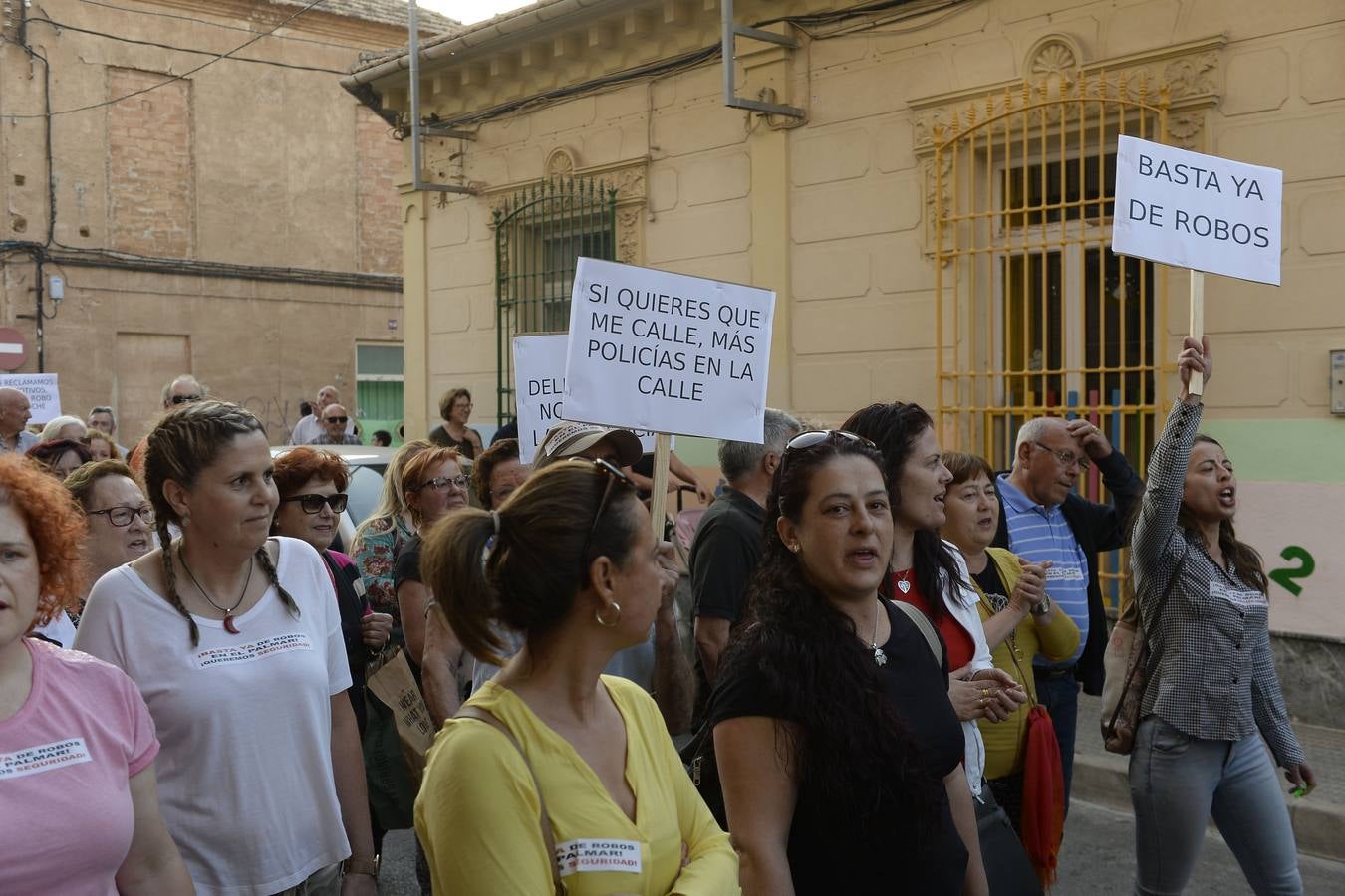 Cientos de personas salieron de sus casas para protestar ante la oleada de robos y hurtos