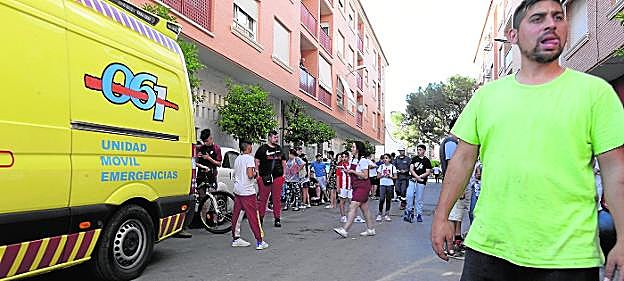 Numerosas personas se acercaron a la zona del edificio incendiado, donde los sanitarios atendieron a cinco intoxicados por humo. 