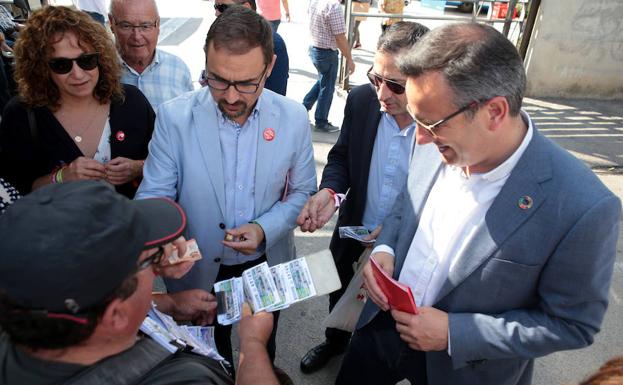 Diego José Mateos, candidato del PSOE a la Alcaldía de Lorca, y Diego Conesa, candidato a la Presidencia de la Comunidad, vistaron esta mañan el centro de salud de atención primaria de San Diego.