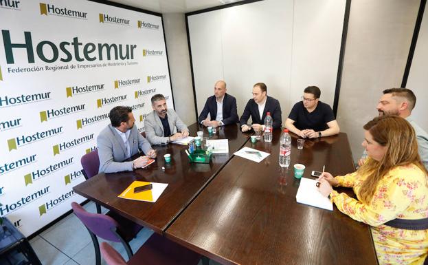 El candidato de Cs a la alcaldía de Murcia, Mario Gómez, en la reunión junto a representantes de Hostemur.