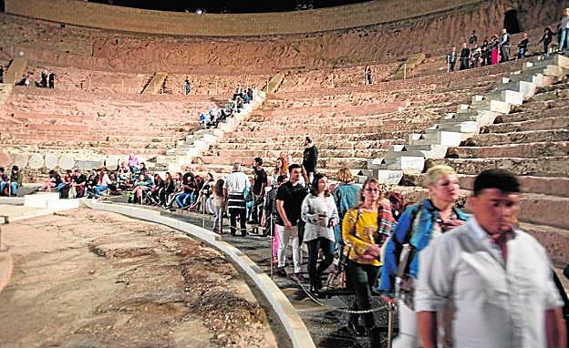 El Teatro Romano, con visitantes, en La Noche de los Museos de 2018. 