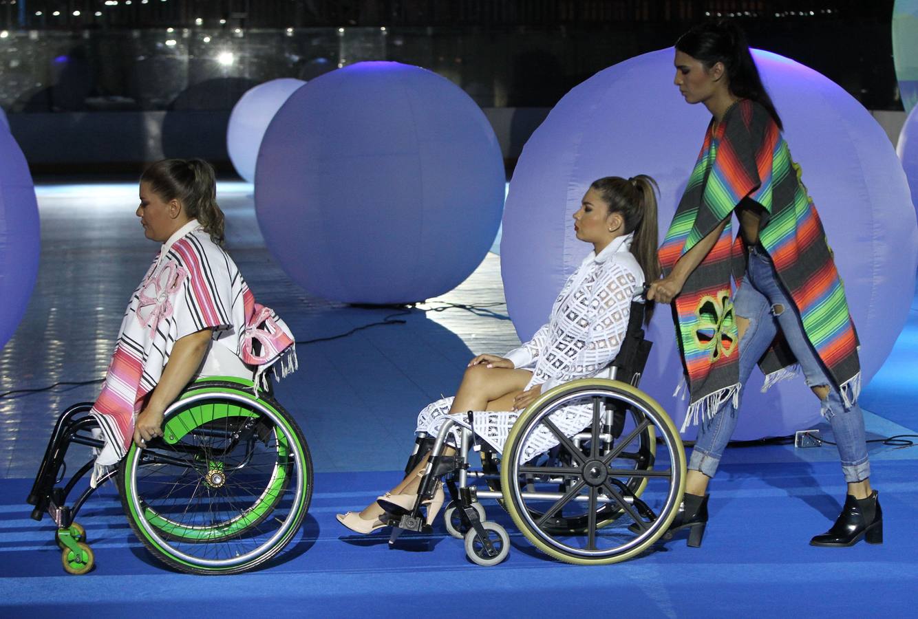 Varios modelos con discapacidad participan en la Pasarela de la Inclusión en Cali (Colombia). En este evento modelos discapacitados, comunidad LGTBI, víctimas de conflicto y comunidades afrocolombianas participan de un espacio de moda, en el que 18 diseñadores muestran colecciones haciendo énfasis en la inclusión.