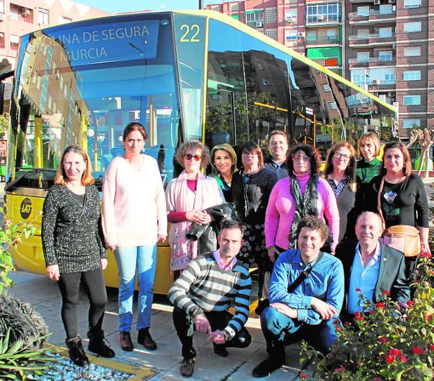 Miembros del colectivo El Retén Literario, junto al autobús. 