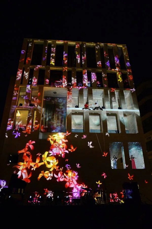 La fachada del edificio Moneo acogió anoche un espectáculo lleno de acrobacias, coreografías, luces, música y proyecciones para remover las conciencias sobre la necesidad del reciclaje.