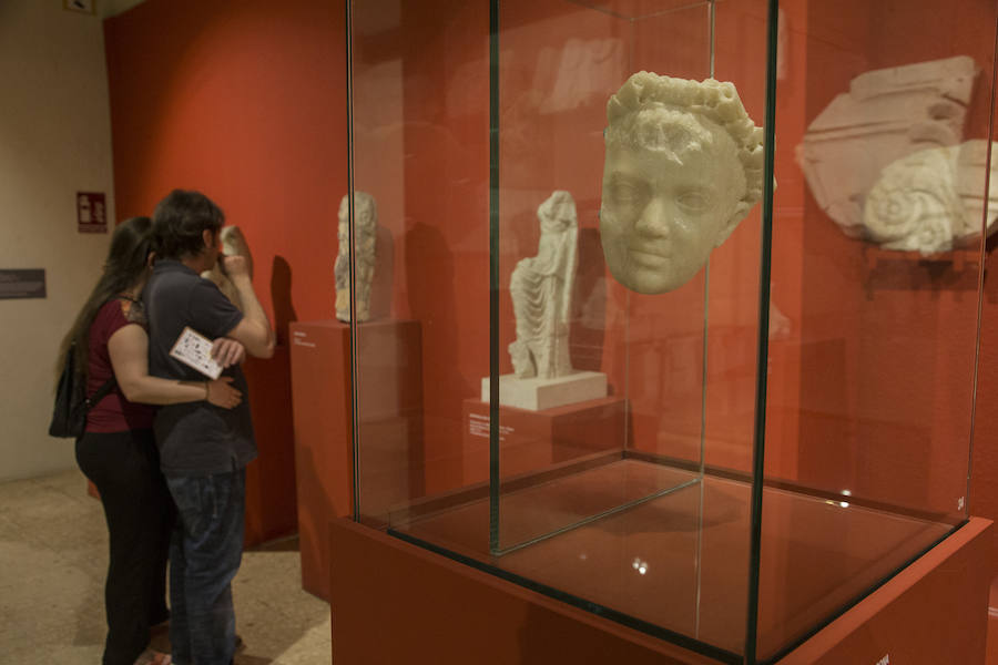 La ciudad portuaria se suma un año más la gran fiesta del arte y la historia con la celebración del Día Internacional de los Museos, que vuelve a atraer a numerosos visitantes, también de fuera de la Región y del extranjero