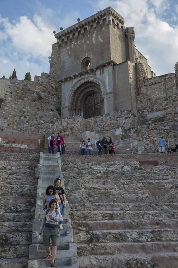 La ciudad portuaria se suma un año más la gran fiesta del arte y la historia con la celebración del Día Internacional de los Museos, que vuelve a atraer a numerosos visitantes, también de fuera de la Región y del extranjero
