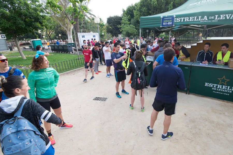 Más de 900 corredores participan en la prueba de 10 kilómetros, con salida y meta en el Paseo del Malecón, representando los colores de sus compañías