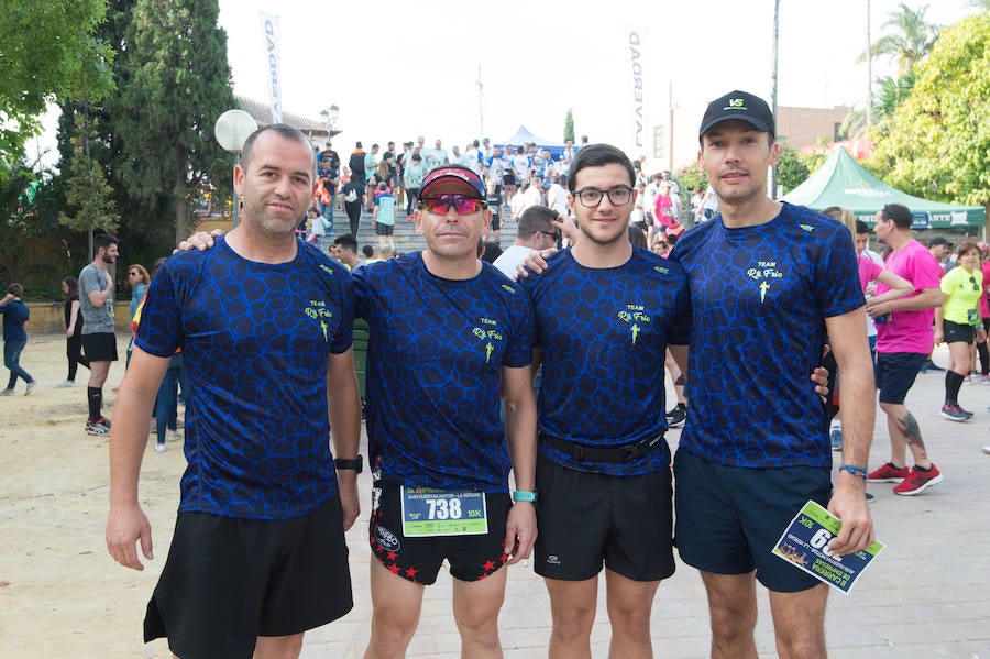 Más de 900 corredores participan en la prueba de 10 kilómetros, con salida y meta en el Paseo del Malecón, representando los colores de sus compañías