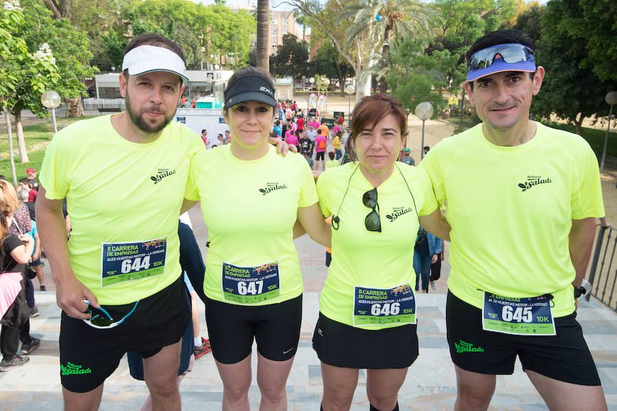 Más de 900 corredores participan en la prueba de 10 kilómetros, con salida y meta en el Paseo del Malecón, representando los colores de sus compañías