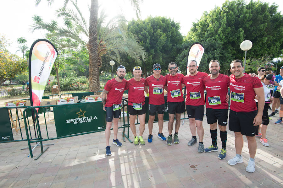 Más de 900 corredores participan en la prueba de 10 kilómetros, con salida y meta en el Paseo del Malecón, representando los colores de sus compañías