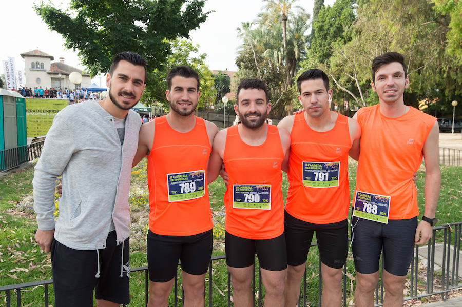 Más de 900 corredores participan en la prueba de 10 kilómetros, con salida y meta en el Paseo del Malecón, representando los colores de sus compañías