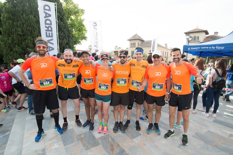 Más de 900 corredores participan en la prueba de 10 kilómetros, con salida y meta en el Paseo del Malecón, representando los colores de sus compañías