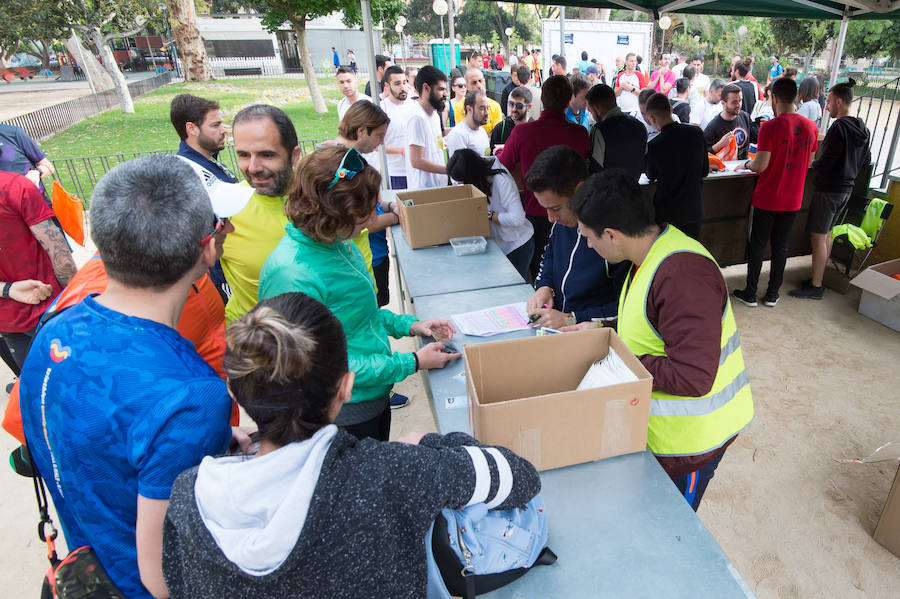 Más de 900 corredores participan en la prueba de 10 kilómetros, con salida y meta en el Paseo del Malecón, representando los colores de sus compañías