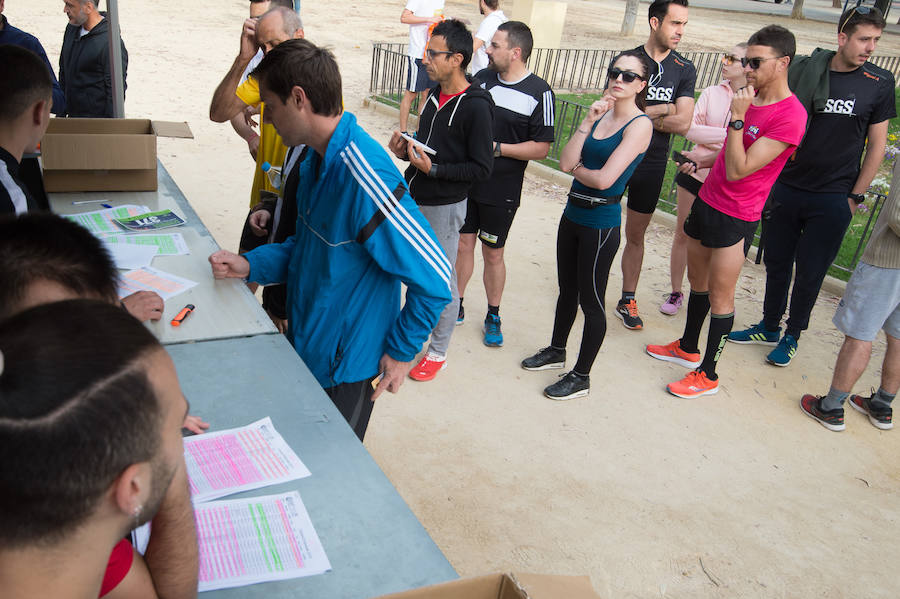 Más de 900 corredores participan en la prueba de 10 kilómetros, con salida y meta en el Paseo del Malecón, representando los colores de sus compañías