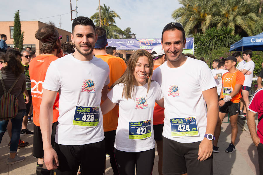 Más de 900 corredores participan en la prueba de 10 kilómetros, con salida y meta en el Paseo del Malecón, representando los colores de sus compañías