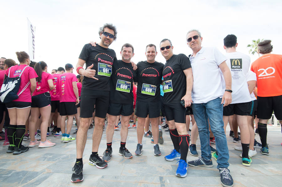 Más de 900 corredores participan en la prueba de 10 kilómetros, con salida y meta en el Paseo del Malecón, representando los colores de sus compañías