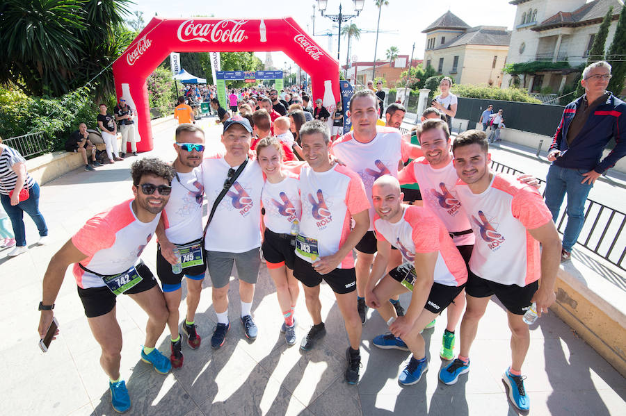 Más de 900 corredores participan en la prueba de 10 kilómetros, con salida y meta en el Paseo del Malecón, representando los colores de sus compañías