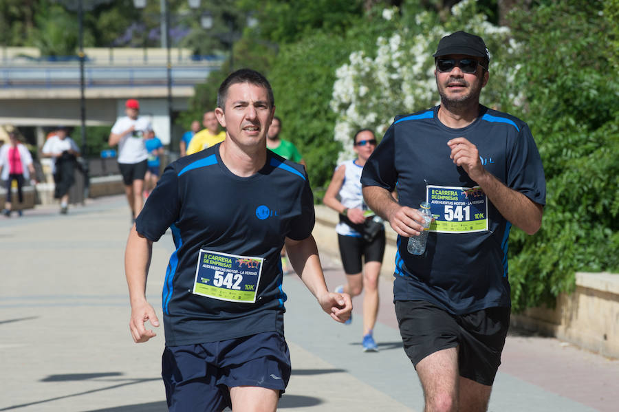 Más de 900 corredores participan en la prueba de 10 kilómetros, con salida y meta en el Paseo del Malecón, representando los colores de sus compañías