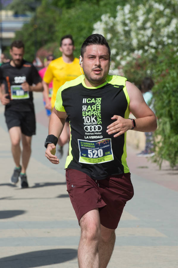 Más de 900 corredores participan en la prueba de 10 kilómetros, con salida y meta en el Paseo del Malecón, representando los colores de sus compañías