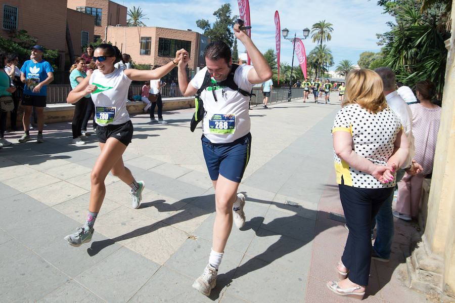 Más de 900 corredores participan en la prueba de 10 kilómetros, con salida y meta en el Paseo del Malecón, representando los colores de sus compañías