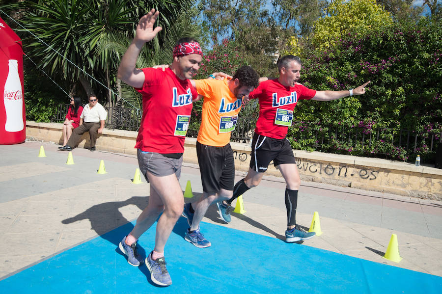 Más de 900 corredores participan en la prueba de 10 kilómetros, con salida y meta en el Paseo del Malecón, representando los colores de sus compañías