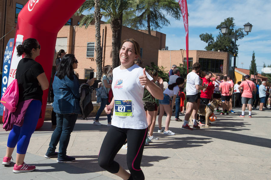 Más de 900 corredores participan en la prueba de 10 kilómetros, con salida y meta en el Paseo del Malecón, representando los colores de sus compañías