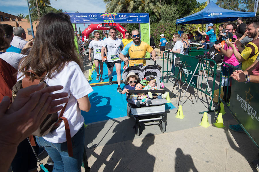 Más de 900 corredores participan en la prueba de 10 kilómetros, con salida y meta en el Paseo del Malecón, representando los colores de sus compañías