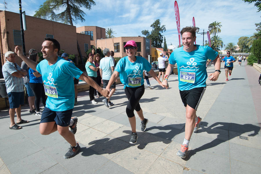 Más de 900 corredores participan en la prueba de 10 kilómetros, con salida y meta en el Paseo del Malecón, representando los colores de sus compañías