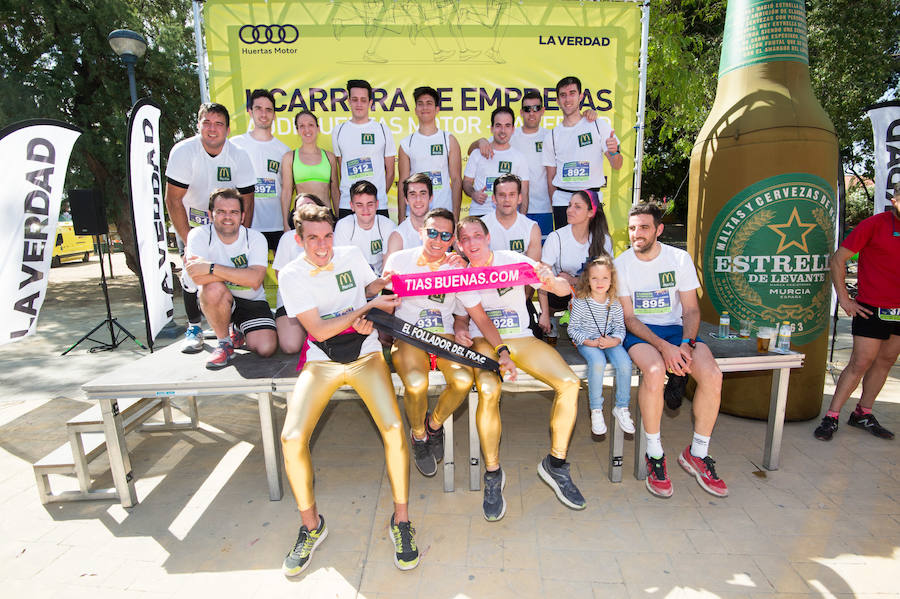 Más de 900 corredores participan en la prueba de 10 kilómetros, con salida y meta en el Paseo del Malecón, representando los colores de sus compañías