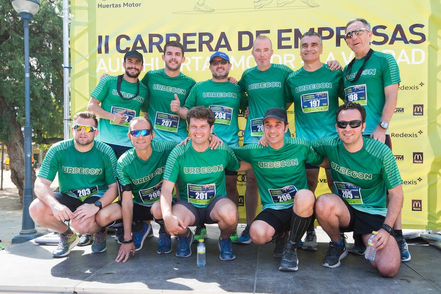 Más de 900 corredores participan en la prueba de 10 kilómetros, con salida y meta en el Paseo del Malecón, representando los colores de sus compañías