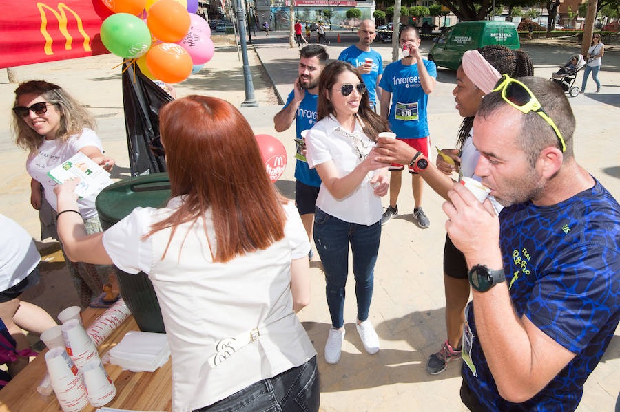 Más de 900 corredores participan en la prueba de 10 kilómetros, con salida y meta en el Paseo del Malecón, representando los colores de sus compañías