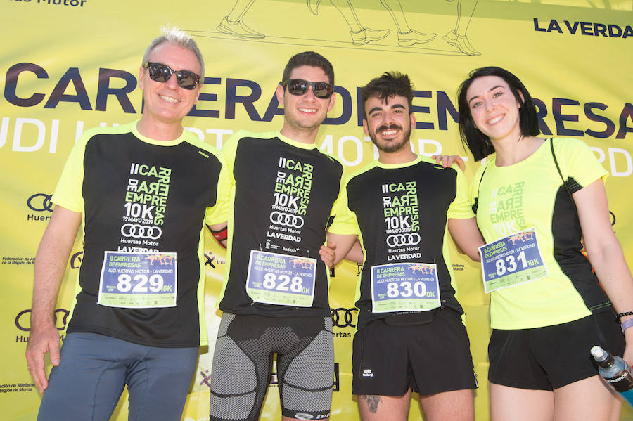 Más de 900 corredores participan en la prueba de 10 kilómetros, con salida y meta en el Paseo del Malecón, representando los colores de sus compañías