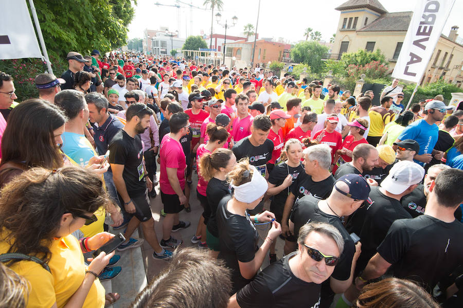 Más de 900 corredores participan en la prueba de 10 kilómetros, con salida y meta en el Paseo del Malecón, representando los colores de sus compañías