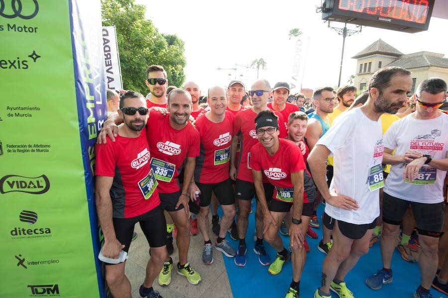 Más de 900 corredores participan en la prueba de 10 kilómetros, con salida y meta en el Paseo del Malecón, representando los colores de sus compañías