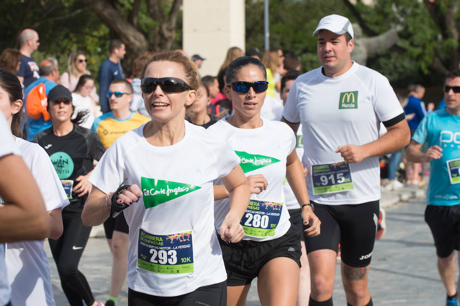 Más de 900 corredores participan en la prueba de 10 kilómetros, con salida y meta en el Paseo del Malecón, representando los colores de sus compañías