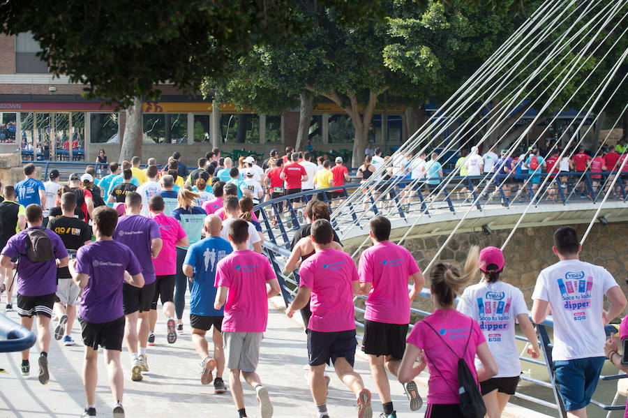 Más de 900 corredores participan en la prueba de 10 kilómetros, con salida y meta en el Paseo del Malecón, representando los colores de sus compañías